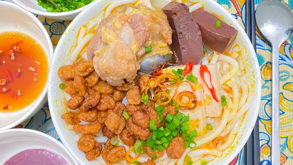 Trà Mãng Cầu, Bánh Canh Chả Cá & Trà Sen Vàng - Hà Gia Quán