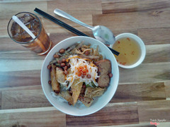 Bì bún chả giò