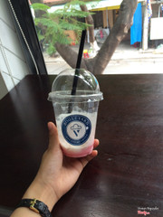 Mình uống ở đây là đầu tiên, quán nằm ở ngã tư, không gian cũng được, trên tầng 2 thì có máy lạnh mà nóng quá .nước uống cũng dc thôi chứ ko ngon . Giá thì thôi đắt so với máy quán khác