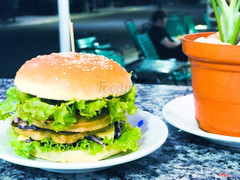 Hamburger Gà, khoai tây chiên nhỏ, coca nhỏ giá chỉ với 46k. Quá rẻ cho một bữa tối tại Hà Tiên :3