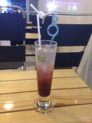 Đi ngang ghé vô uổng thử thấy giá cũng ổn, ly đang uống là sparkler berry, anh nhân viên vui tính nhiệt tình lắm