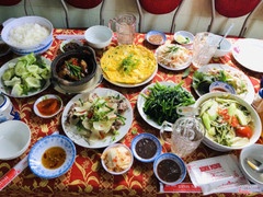 Cá tộ, trứng chiên, rau muống xào, canh chua cá bốp, bò xào xả ớt