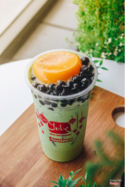 Matcha Yuly mix cùng topping trân châu và bánh pudding ngon tuyệt