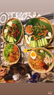 Ra món nhanh , phục vụ tận tình , mỗi tội mì quảng nhưng sợi là sợi phở . Quán ngon rẻ trang trí đẹp