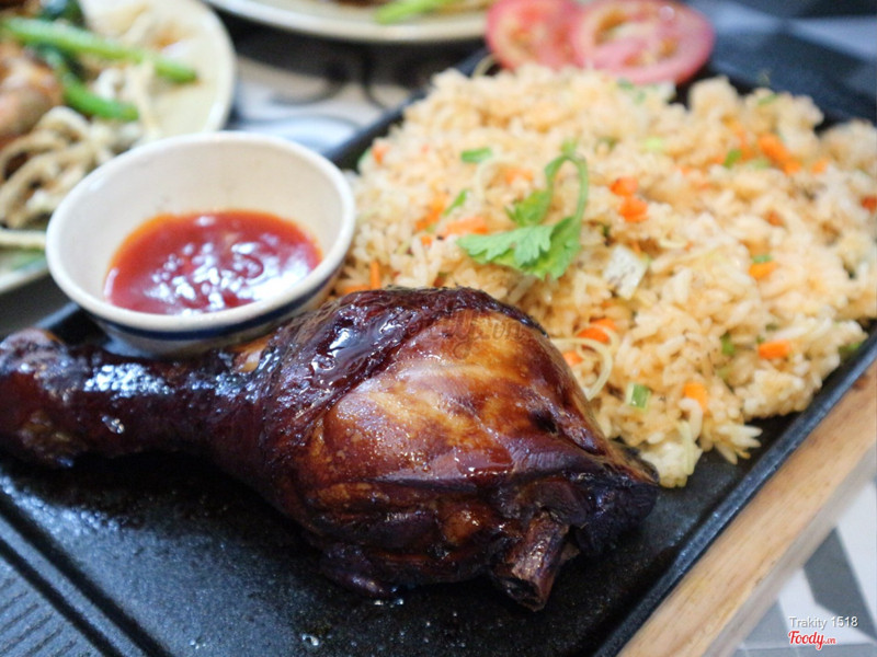 Cơm gà sốt xì dầu trên dĩa nóng