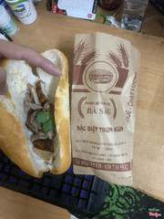 Ổ bánh mì như vậy mà 25k. Con dâu bà sáu bán