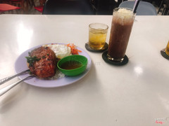 cacao và cơm tấm sườn bì ốp la.