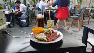 cơm tấm sườn chả, hấp dẫn, ngon.