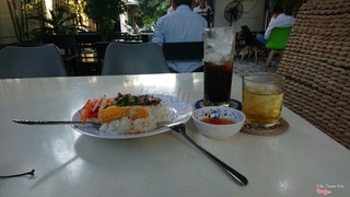 Combo cơm tấm, cafe đá sáng.