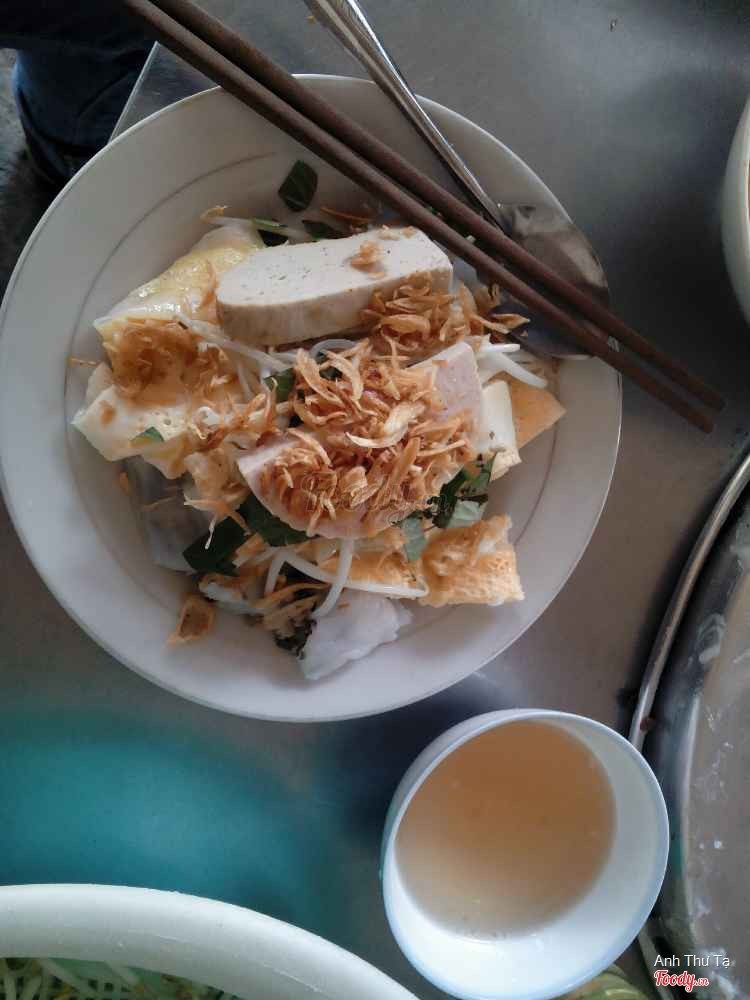 nguyên dĩa có 1 cái bánh cuốn với 1 bánh ướt tráng trứng :3