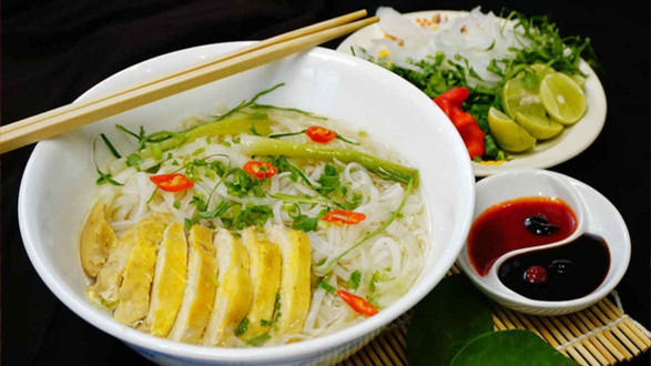 Tiệm Bánh Mỳ & Phở Trộn - Lạc Long Quân