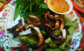 Bạch tuột nướng sa tế
Sa tế đây thơm và ít cay nhờ công thức riêng 8 tỉ của chủ quán. Bạch tuột giòn chấm với nước chấm tự pha cũng hạp 