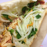 Còn bánh mì thập cẩm có thêm xúc xích