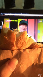 Vừa ăn vừa xem. 