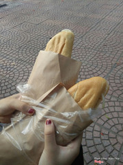 Mình gọi 2 bánh mì thập cẩm, bánh mì ăn khá ngon, nhân đầy đặn ruốc, trứng, xúc xích, pate, nộm, ngô... và trà quất. Ncl mọi thứ khá ổn, chỉ có trà quất là hơi nhạt.Và k biết làm sao nhưng sau khi ăn xong, cả mình và bạn mình đều bị đau bụng.( Lúc mình đến mua còn thấy bánh mì vứt cả dưới đất nữa, trông mất vệ sinh vô cùng) 