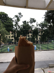 Sinh viên Công Đoàn ăn bánh mỳ vợ ong vàng thay cơm