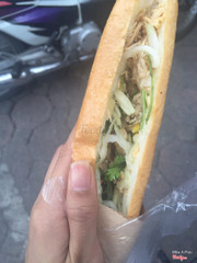 Bánh mì gà xé ngô