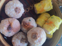 Xíu mại sốt tương cà 10k/viên và xíu mại bọc bên ngoài là trứng 5k/viên