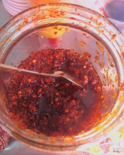 Đồ ăn ngon và muốn đậm đà thì phần ko thể thiếu và làm tăng hương vị sẽ là nước chấm nhé,theo như mình hỏi thì sa tế do chỵ chủ qán tự làm nên yên tâm về vệ sinh nhá :)