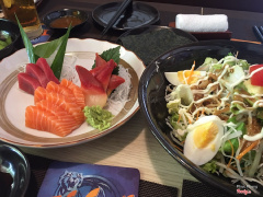Sushi: cá hồi, cá ngừ, sò điệp