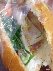 Bánh mì quá giòn nên mình không thích lắm, vụn vương vãi quá trời