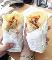 Gyros - Bánh mỳ cuộn Hy Lạp. Vỏ bánh rất lạ, đặc biệt. Hơi giống với vỏ crepe nhưng dày và giòn hơn. Nhân có hai loại thịt gà và thịt heo, cũng giống như bánh doner vậy. Ghét nỗi ở đây có hành tây nên ăn xong là kinh khủng luôn hix. Ớt là ớt tự làm nên cay xèe. 30k/ bé nha