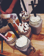 Kem làm bằng sữa lạt nên béo và hơi lạ :)) cảnh đẹp, giá bth so với các quán khác. Nchung là ok :3