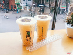 KAMU 😍 lần đầu đến uống thử là vì có code giảm giá của Metee . Quán từ ngoài nhìn vào xanh mát an yên cực, tạo cảm giác như là mh đang bước vào một khu vườn tràn ngập cây là ý ❤ mình ngồi trên t2 , ko gian tươi mát, decor rất gọn gàng, có cây anh đào nhìn yêu phết ^^ Trà sữa thì mh uống 2 vị là Genmai vs Ryoku (chả bt viết đúng ko nữa😁) mh thích vị của Ryoku + ngồi nhai trân châu trắng sần sật thú vị v*  ❤❤❤