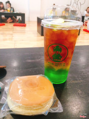 Trà vị thanh uống vừa, lớp bên dưới là siro táo xanh ngọt, bên trên là trà ko có vị chỉ có mùi trà nên khi uống cần quậy đều lên, đây là size L giá 39k nha các chế