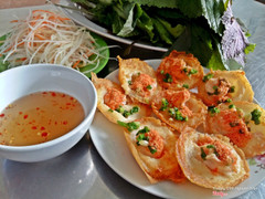 Phục vụ tốt, thái độ thân thiện. Bánh hơi lạt nhưng nước mắm pha ngon nên ăn cũng đậm đà.
Đồng giá45k/đĩa cho loại tôm và mực.