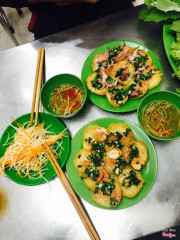 Quán bán giá cũng ổn so với mấy quán bánh khọt khác. Có điều bánh khọt ở đây lạ mắt ăn ngon hơn. Bánh chiên trước giòn r để nhân lên sau. Ăn rất vừa miệng và ngon. Trà đá chỉ 2k hợp túi tiền 😘😘