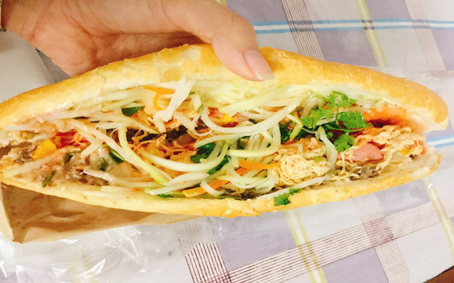 Bánh Mì Chả - Lê Thị Hồng Gấm