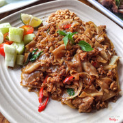 Pad see ew thịt bò