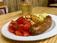 Xúc xích xông khói tự nhiên với khoai và salat cà chua