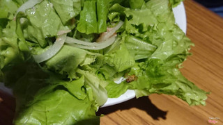 Đi hôm t6 rồi giờ mới rảnh để nói . Chuyện là hôm đó mình đi ăn với bạn . Trộn tô salad lên thì thấy một bạn nhỏ nằm trong đấy . Kêu nhân viên đến thì bạn ấy chỉ xin lỗi rồi mang vào trong và làm lại 1 tô salad khác mà mình không dám ăn luôn . Haizz .. thấy mà chán ...