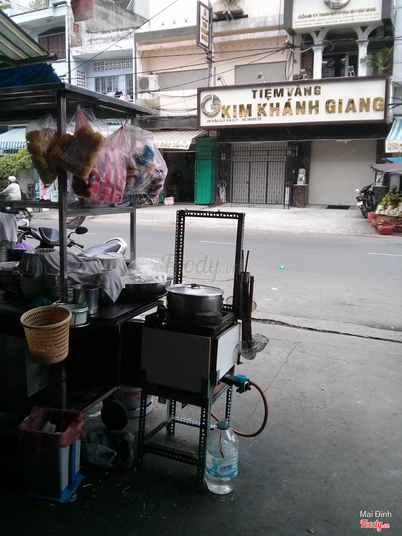từ quán nhìn qua bên kia đường