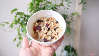 Sữa chua vị thơm ngon, chắc hẳn là nguyên liệu chất lượng. Ăn với hạt granola rất ngon