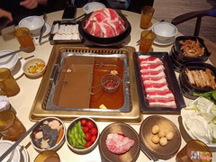 - Hôm nay e xin phét được khen 😂 em đi ăn rất nhiều chỗ nhưng vẫn phải quay về manwah T.N.H để ăn đồ ăn ngon sạch đẹp đầy đủ hợp khẩu vị, không gian thoáng mát , phục vụ rất nhiệt tình nhân viên đc cái niềm nở , chu đáo gần gũi với trẻ con . Những lúc e ăn mà con khóc lại có bạn nhân viên bế trông hộ em rất hài lòng ...không biết mọi người như nào chứ e ưng điểm 10  