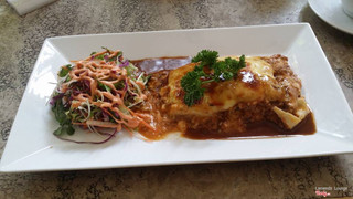 Baked lasagna served with beef sauce
Bánh mì thịt bò kiểu Ý đút lò và sốt thịt bò