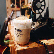 Khi chum station là sự hiện đại năng động và trẻ trung với những ly cafe mang phong cách chuẩn Ý và những tách cafe take a way thì chum 25 phủ liễn lại là sự hoài niệm và hoài cổ. 1 góc nhỏ trong ngõ ẩn mình bên dưới khóm tre già tạo cho quán cảm giác thân thuộc với tất cả mọi người, không gian của quán cũng khá rộng để tụ tập bạn bè và cũng có những góc nhỏ dành cho cặp đôi hẹn hò tâm sự tạo nên sự ấm cúng cho mọi người đến đây à mùa hè thì có điều hoà mát rượi nhé. Điều làm nên sự đặc biệt của chum là những đồ uống và món ăn handmade do chính chị chủ tự mày mò tìm kiếm nguồn nguyên liệu và dày công chế biến, điều đặc biệt hơn cả là món bánh mỳ pate rất đỗi quen thuộc với chúng ta nhưng hương vị của bánh mỳ chum là đặc biệt là duy nhất. Còn về đồ uống à, tôi cũng chẳng nhớ là đã uống được bao nhiêu đồ uống ở đây nữa vì có rất rất nhiều đồ uống tại quán và mọi thứ đều trên sức tưởng tượng vì quá tuyệt vời. ❤️ chum 3000