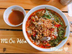 Món này đc review trên mạng khá nhiều, mỗi lần xem lại thòm thèm nên quyết đi tìm ăn bằng được nè. Tô mì đầu tiên nhìn vào thì khá bắt mắt. Vị đậm đà nhưng nếu để vừa miệng mình thì cho khá nhiều tắc và 1 tí ti ớt. Ăn lại rất thơm, ốc móng tay ngon k tanh, bạch tuộc tươi, hến cũng ngon k kém. Cái lạ duy nhất là mình gọi mì Ốc-Hến-Bạch tuộc mà trong tô có khá nhiều sò 😂 Tại vì bị dị ứng vs sò nên bỏ ra khá nhiều và nhìn lại tô còn tí xíu. Tổng quan lại thấy tô mì nhỏ v chứ ăn no lắm luôn. Ăn rồi vẫn còn thèm cái vị của mì. Sẽ quay lại nếu có dịp lên Sài Gòn ❤️