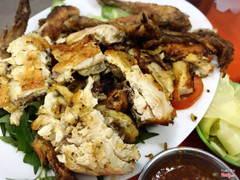 Gà nướng muối ớt anh Tư. Nhìn không hấp dẫn. Nhưng ăn thì ok.