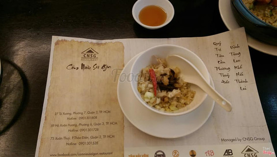 Đây là món "Cơm chiên cá mặn gà xé". Cơm chiên vừa, cơm không quá khô, vẫn còn giữ được độ mềm, ngọt của hạt cơm, thịt gà xé thơm, cá mặn kết hợp với cơm chiên đúng bài lun. Mình rất thích món cơm chiên cá mặn gà xé, hầu như đi ăn nhà hàng nào mình cũng đều gọi món này :)