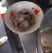 đồ ăn được cắt vào trước. muốn ăn gì tùy ý bạn chọn rồi nói cô cắt. ^^ mình ăn thập cẩm này