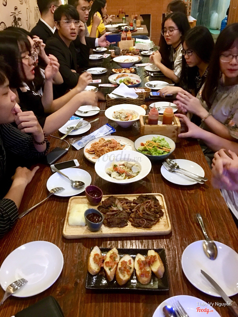 Rib eye, mỳ ý hải sản sốt kem, salad trộn, mỳ ý gà sốt teriyaki, đùi gà nướng kiểu ý nửa con, cánh gà nướng...