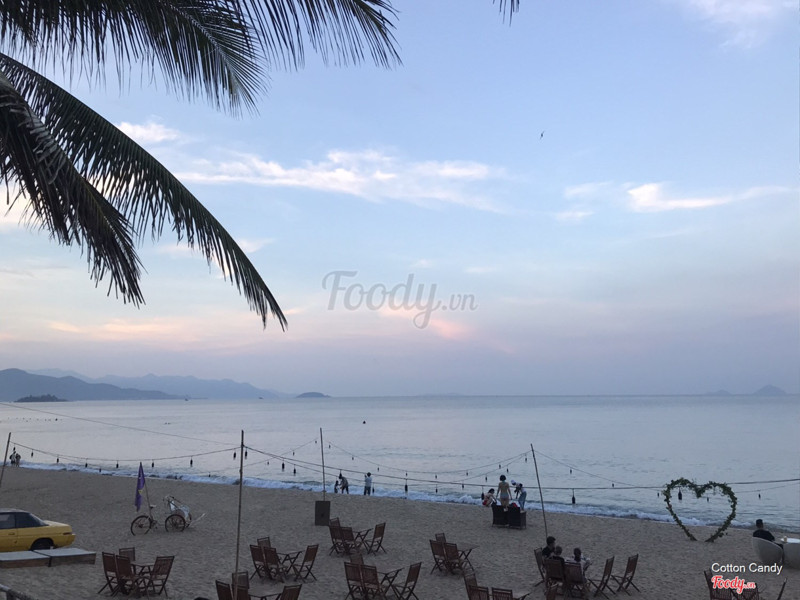 View nhìn xuống Happy Beach.