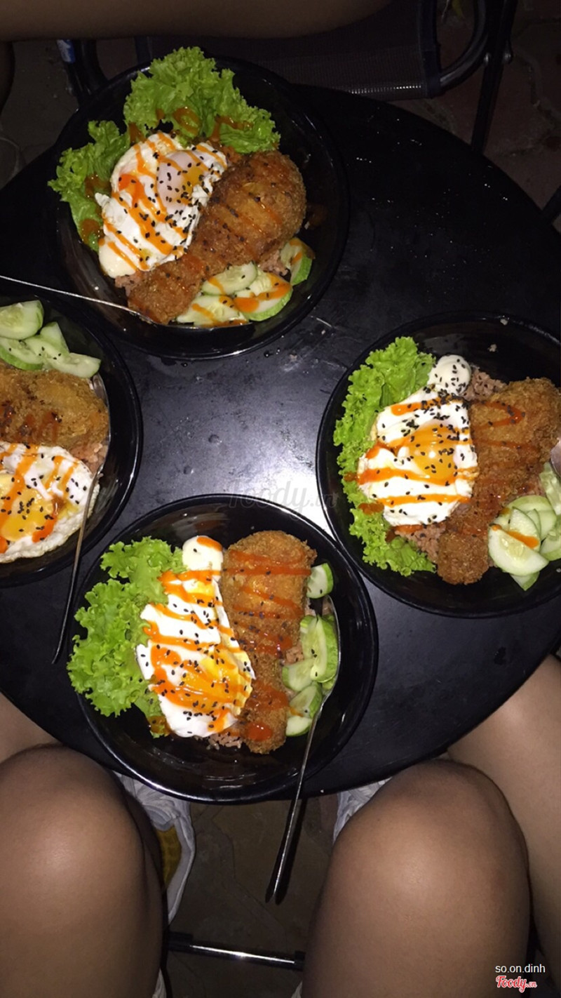 Cơm sốt kim chi(?), đùi gà rán, trứng ốp la.