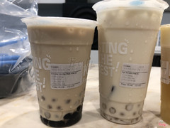 Đặt ở quán rất nhiều lần rồi. Và lần nào đặt lúc giảm giá là y rằng lại tình trạng cốc sz L xuống sz M như thế này. Ít nhất quán dán tem sz M nhìn có phải đỡ điêu không :) . Nhưng mà thôi, đồ uống ok,là giảm giá, ai đen thì uống cốc bị hạ sz thôi :))