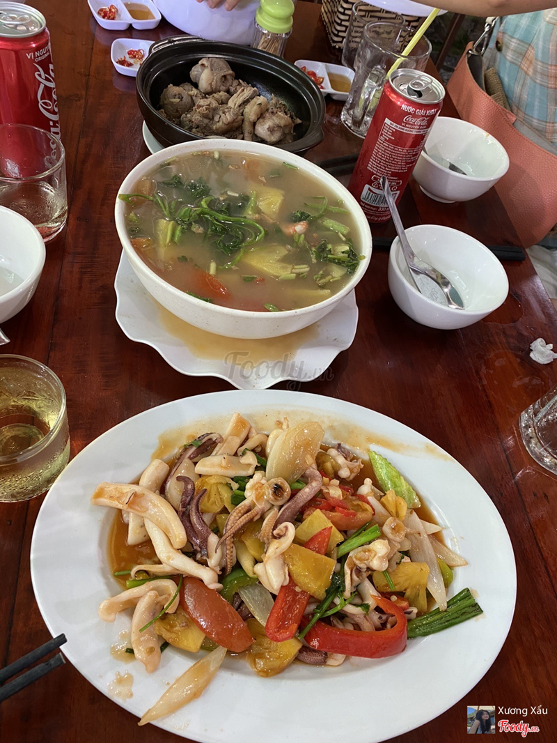 Canh chua, mực xào chua ngọt, gà kho