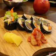 쇠고기 김밥
Cơm Cuộn Thịt Bò.